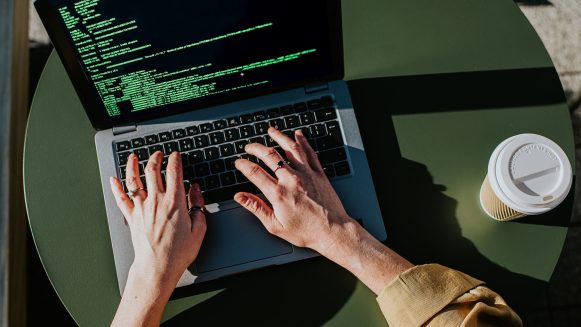 لپ‌تاپ برنامه‌نویسی